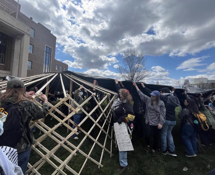“自由美利坚，建立根据地每一天”！4月24日，美国明尼苏达大学的大学生们，在学校