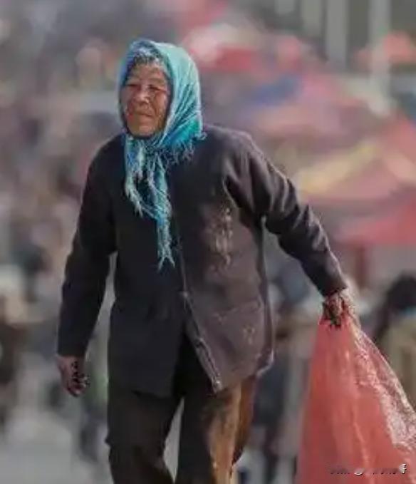 生儿育女的意义到底是为什么？是享受养育过程的快乐，还是为了养儿防老？
今天那个捡