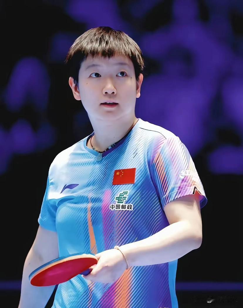 左边是从前的孙颖莎，右边是25岁的孙颖莎，同样是赛场上的猛将，但是我居然看出点不