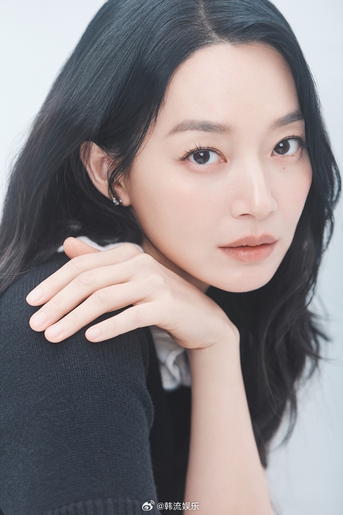 【演员申敏儿谈及挑战视障角色】申敏儿表示:“有些场景我需要缠着绷带，看起来很辛苦