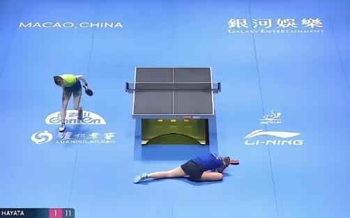 澳门世界杯赛场突发意外，考夫曼在救球时直接劈叉摔倒在地，把对面的早田希娜当场吓了