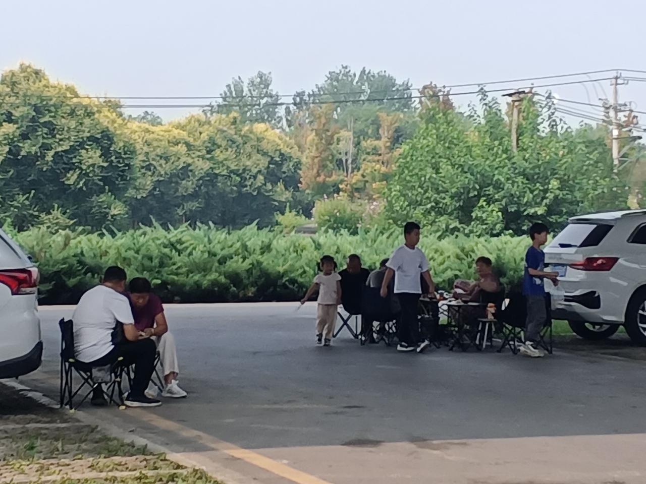 今天周日，户外活动的人不少。
     今天是末伏的最后一天，天气还是闷热的很，
