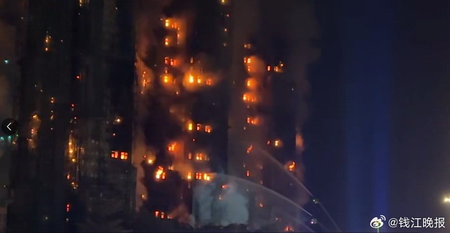 【#香港大埔火灾已致13人死亡#】#香港火灾# 当地时间26日，香港大埔宏福苑发