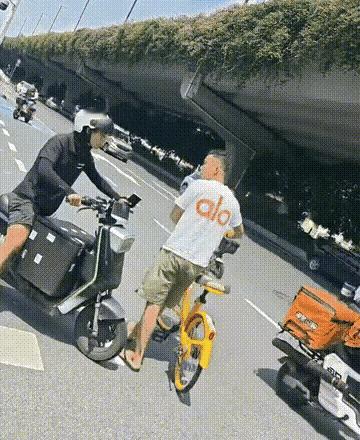 你敢信？下班高峰期在街边碰见俩大老爷们吵架，其中一个骑电动车的大哥一言不发往后退