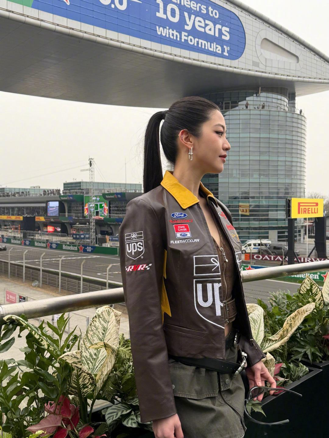 向涵之高马尾机车风 向涵之亮相F1中国大奖赛，高马尾干净利落，搭配机车气场全开，