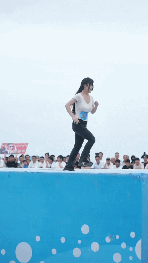 这一关到底怎么过啊？除了湿身，根本没有第二条路。[捂脸]