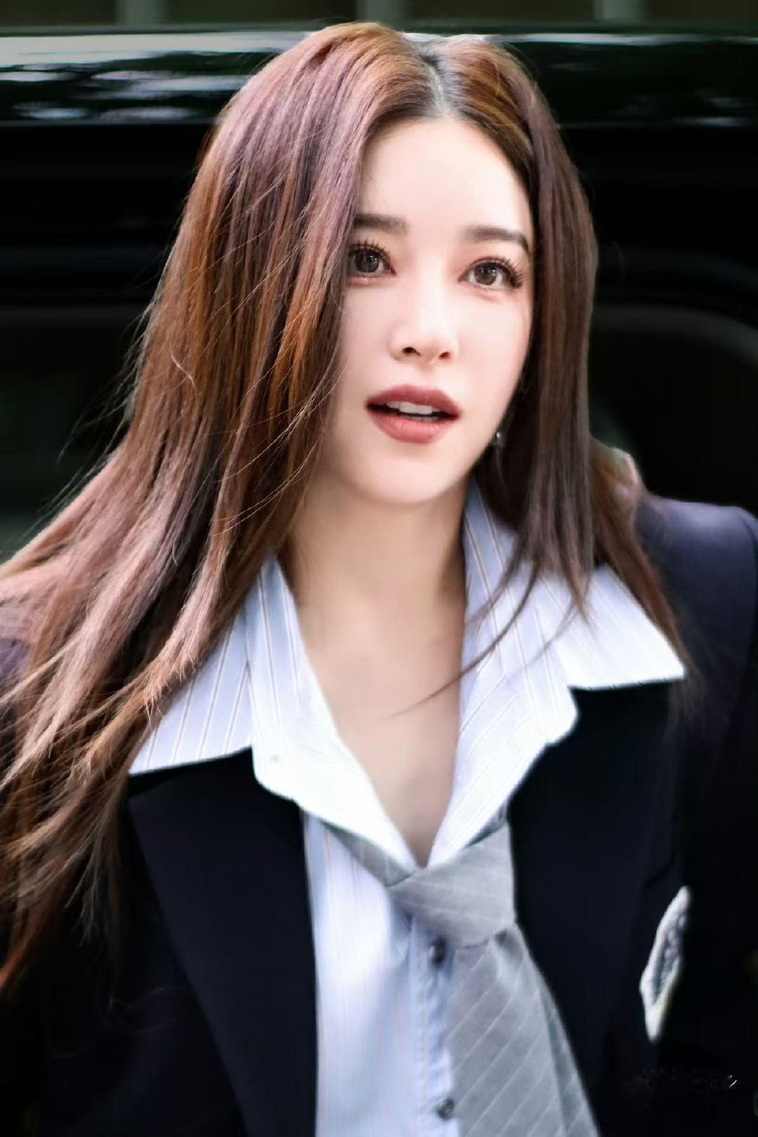 阚清子学姐你太美好了阚清子美式学院证件照 完美驾驭美式学院风，整体造型清爽干练，