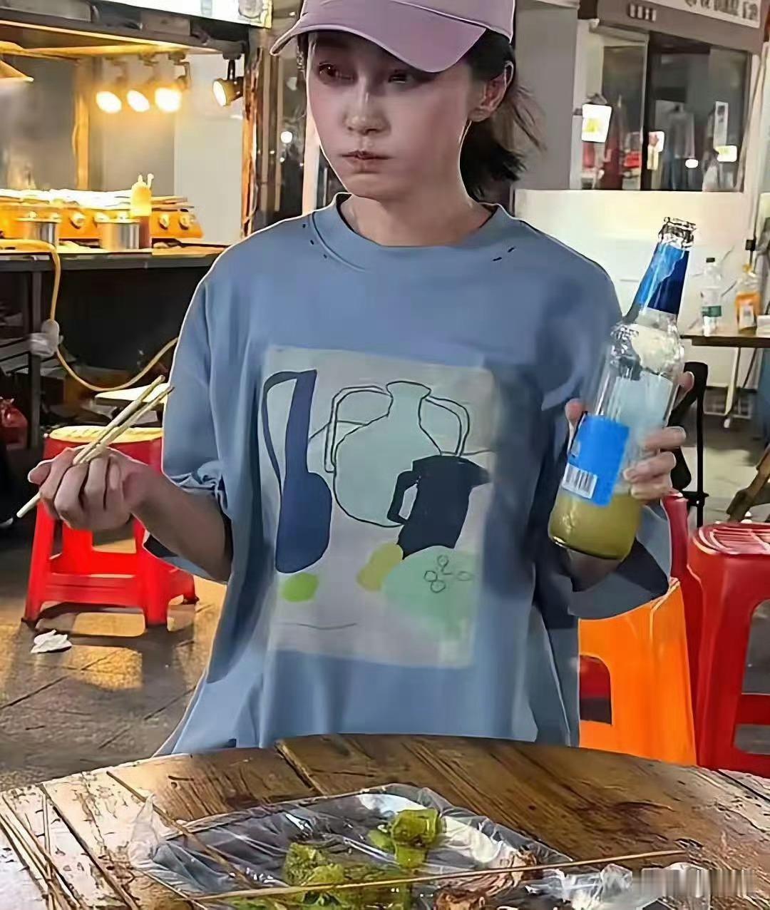 姚笛现身夜市独自饮酒，44岁告别刻意迎合，转型幕后担任导演，回看过往令人唏嘘。 