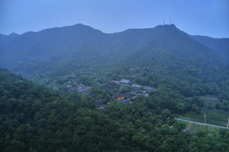 我的原创对联上联：山境通幽藏古刹；下联：松涛绕谷伴梵音。