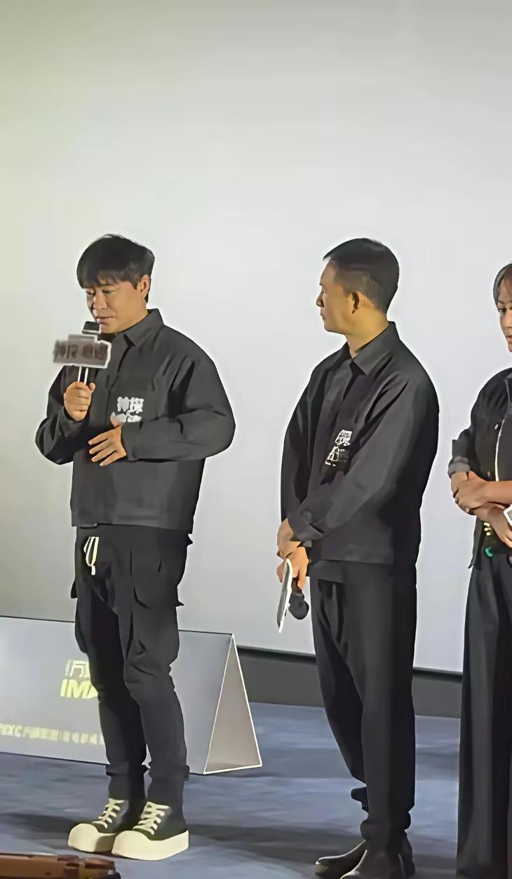 陈思诚出席活动脚上那厚底鞋真的给我看愣了？目测至少有5cm的内增高，

他那股不