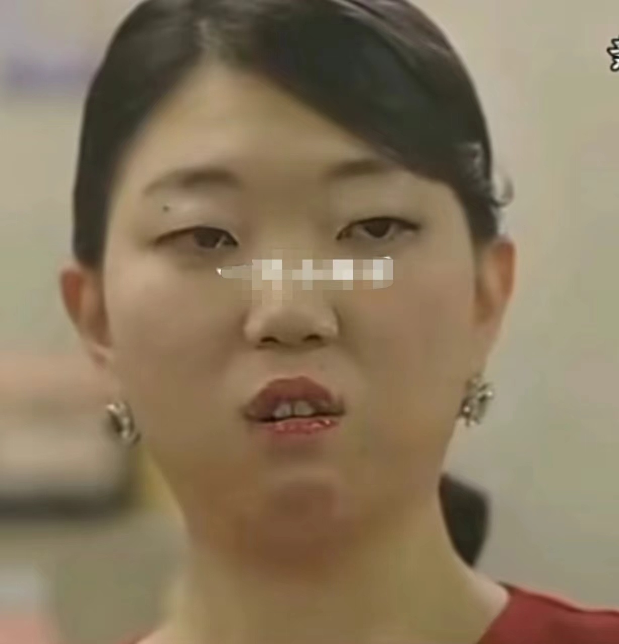 韩国演员，李度妍眼睛是下三白，眼神也是邪性很重，唇掀齿露。小嘴小眼，整体面相不温