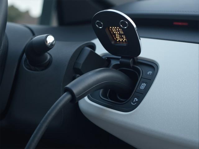 别等了。你等不起。
我这半年劝过十几个朋友，别为了一个没影的固态电池，天天挤地铁