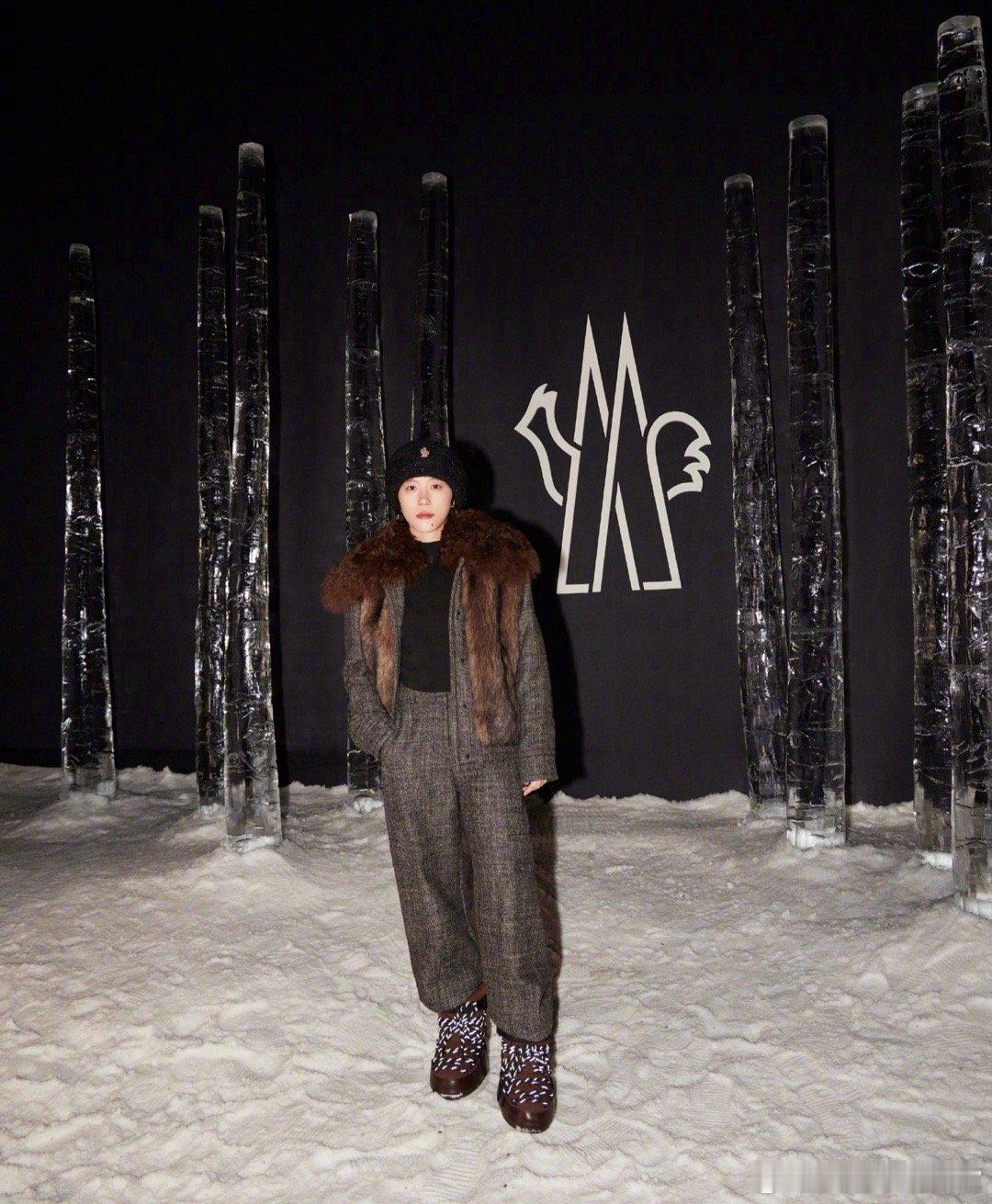 这才是看秀的正确打开方式，又美又保暖。瞧瞧窦靖童的大棉鞋，看着就脚底板暖烘烘。 