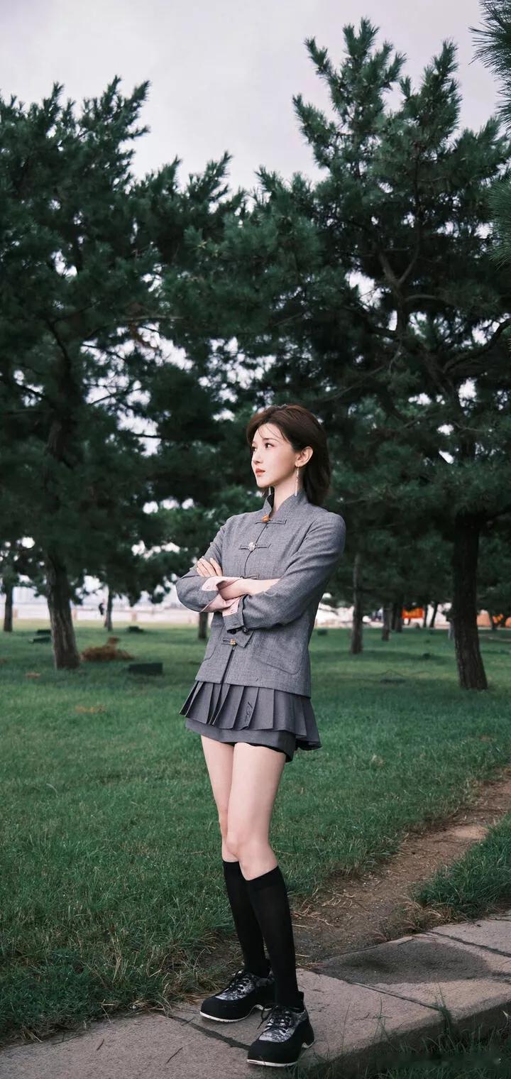 校园风少女，灰色校服裙搭配黑丝袜，气质满满！