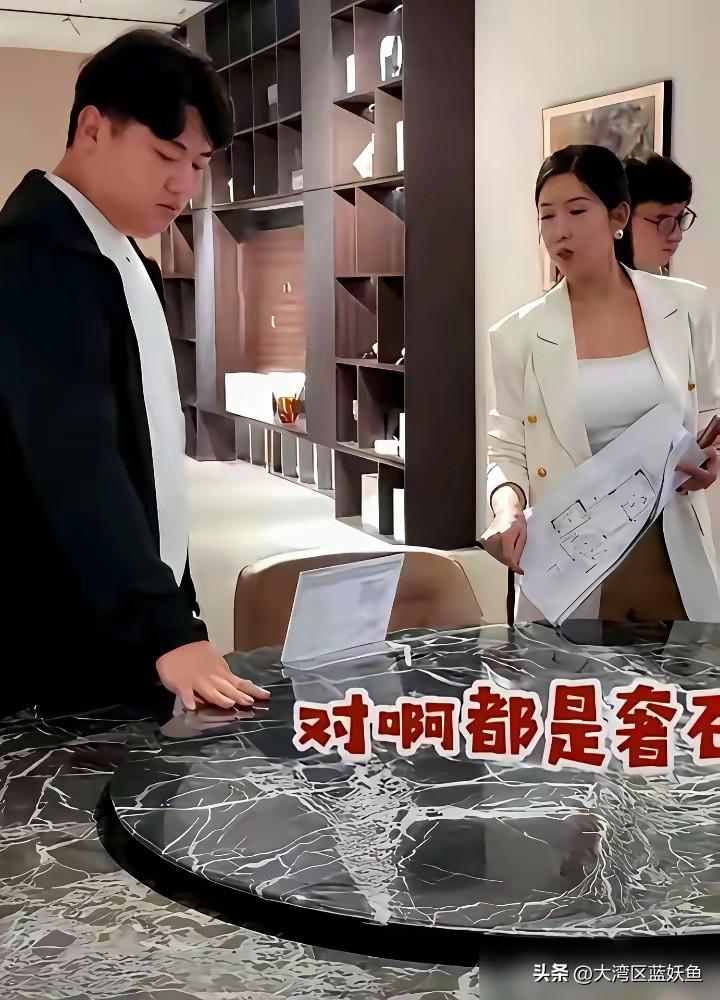 全红婵家的别墅终于完工，哥哥全进华去挑家具的样子，看了真让人心里发酸。
 
店员