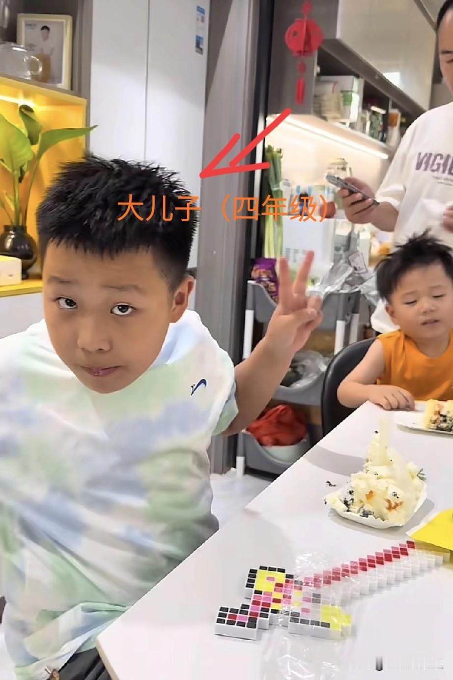 我要是小韩大儿子，
都得恨透了这对父母，
这么小就把他送到寄宿学校，
都4个孩子