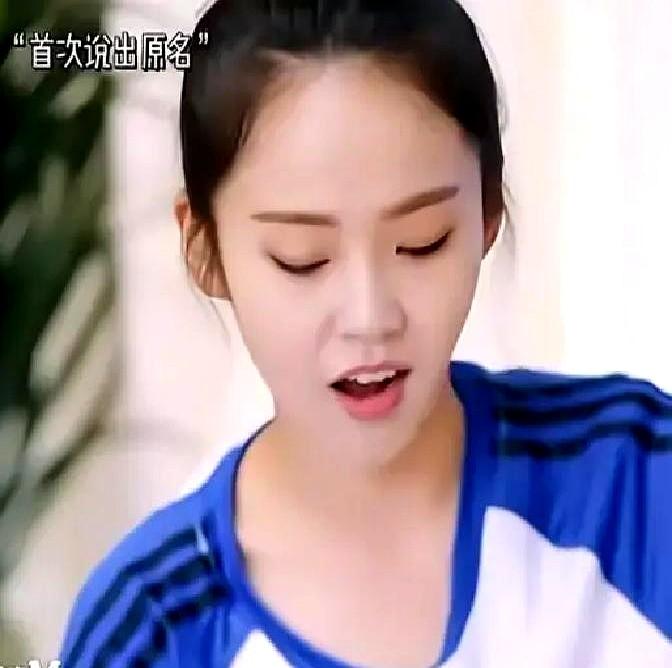 张佳宁淡淡一句“我没有爸爸的概念”，弹幕直接炸了。

很多人不知道，她舅舅是张晓