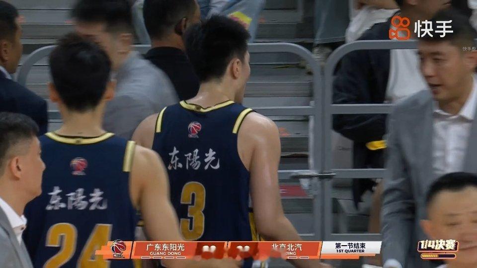 广东男篮vs北京男篮小胡第一节状态神勇，打出了【少年将军进攻杀伐】的感觉，个人单