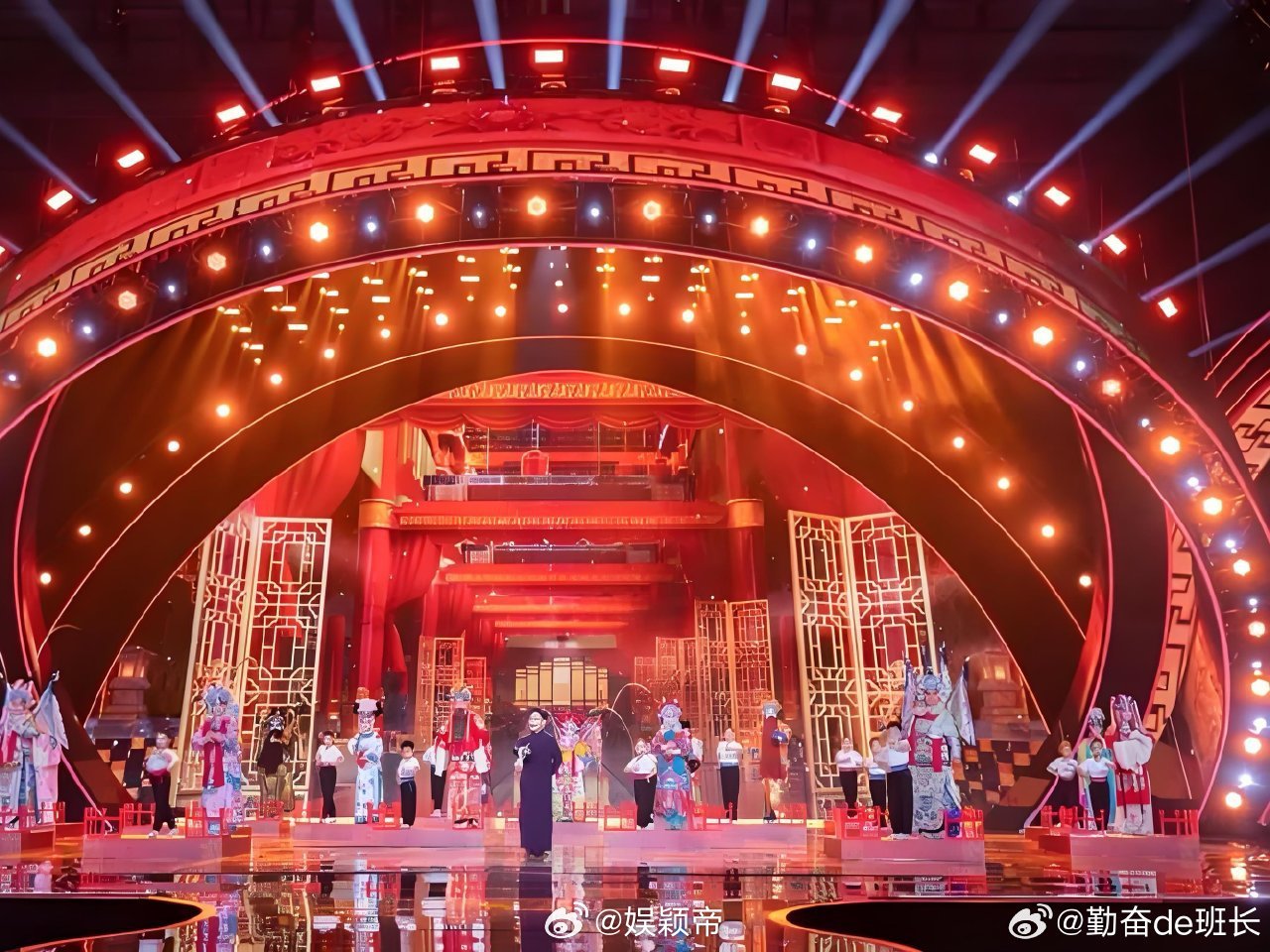 春晚的科技元素一年比一年夯 舞台数控矩阵太震撼！千变万化的光影流转，8匹奔马栩栩