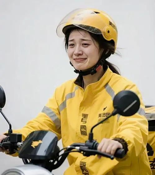 河南外卖小哥
每次给一位瘫痪的女子送餐后
关闭订单花费15分钟帮女子吃完饭，收拾