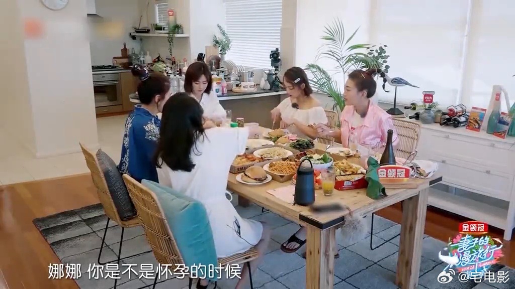 袁咏仪宽慰孕期谢娜谢娜孕期低落受袁咏仪开导 同为母亲彼此共情，袁咏仪用心开解谢娜