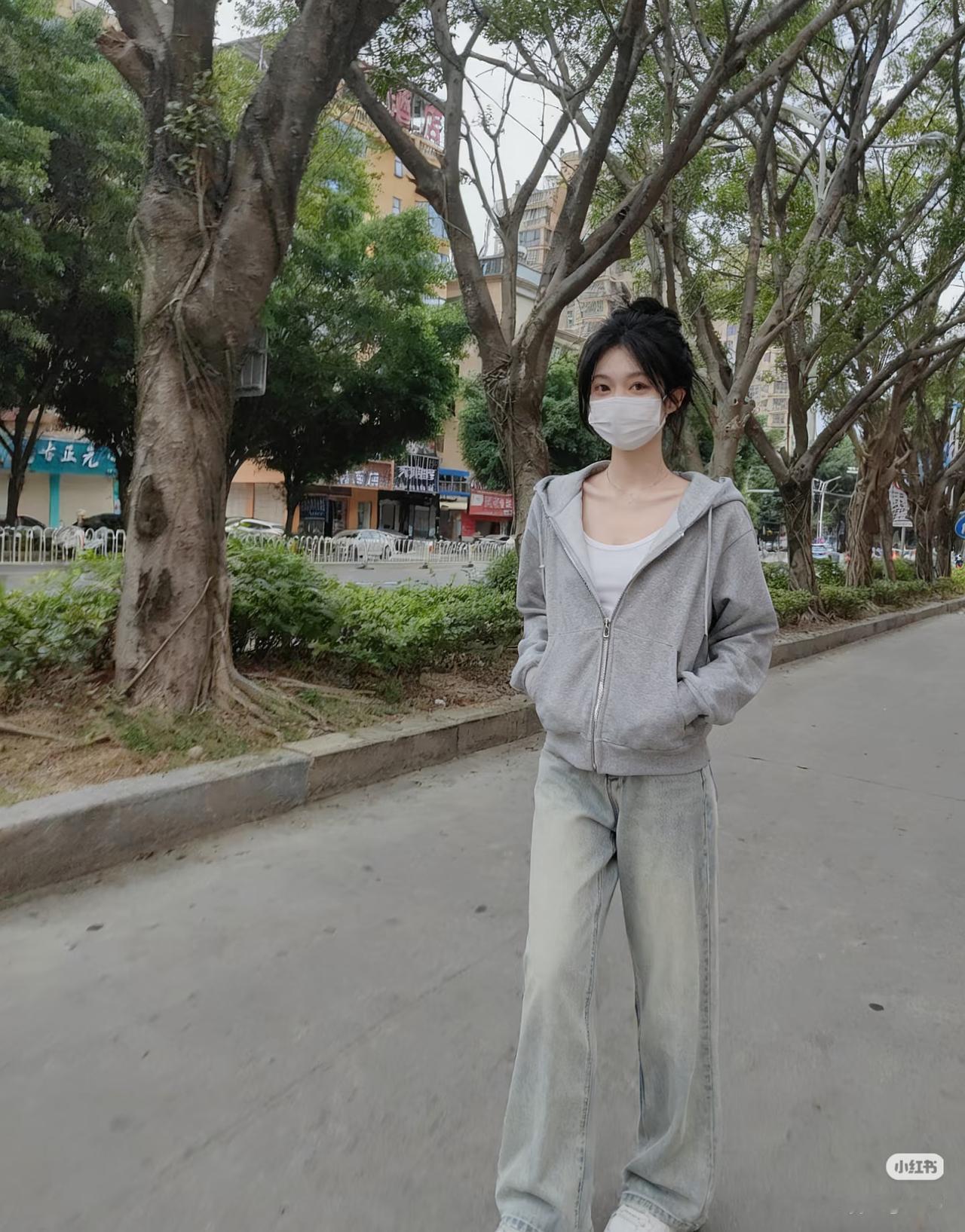 绿树阴中见，红妆影里行。