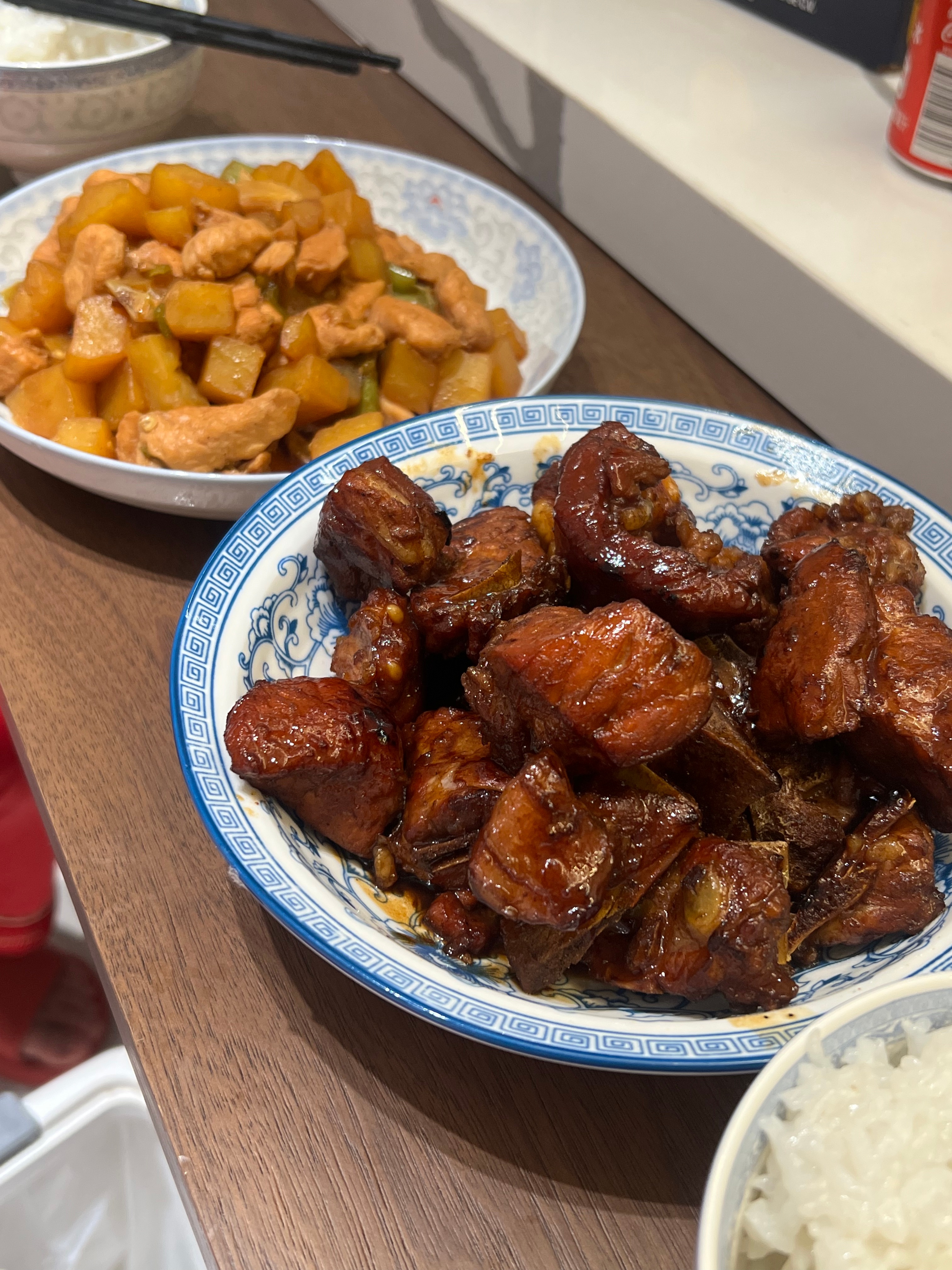 之前小两口装房子常常点外卖，我最近一直耳提面命让他们自己做，今晚群里晒了，感觉女