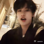 张极雪夜自拍 张极的雪夜自拍简直是我的快乐源泉！雪夜寂静，他站在雪中，眼神灵动又