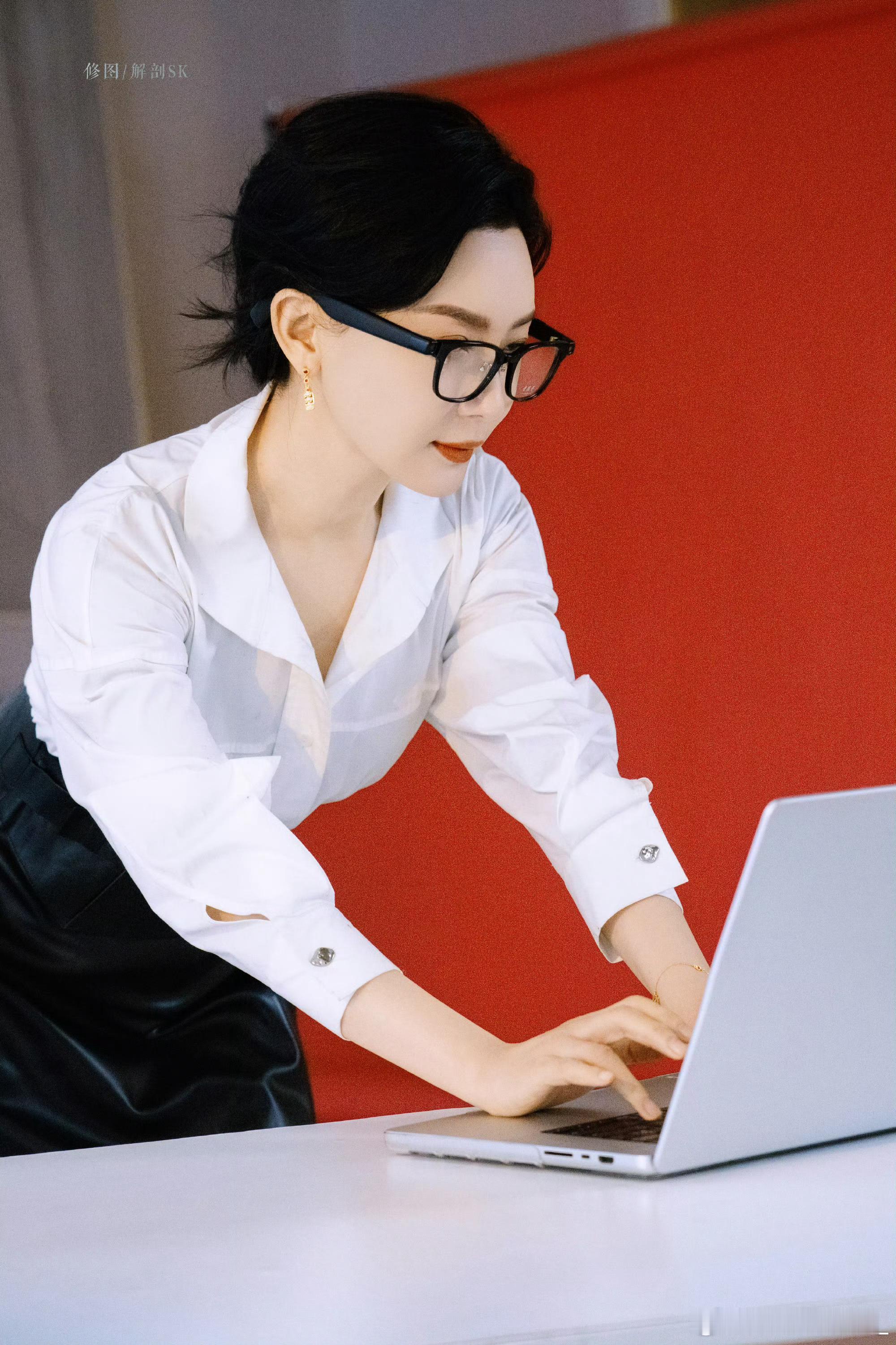 陈数戴眼镜vs不戴眼镜陈数 内娱免检大光明陈数大光明造型气场拉满，松弛从容又随性