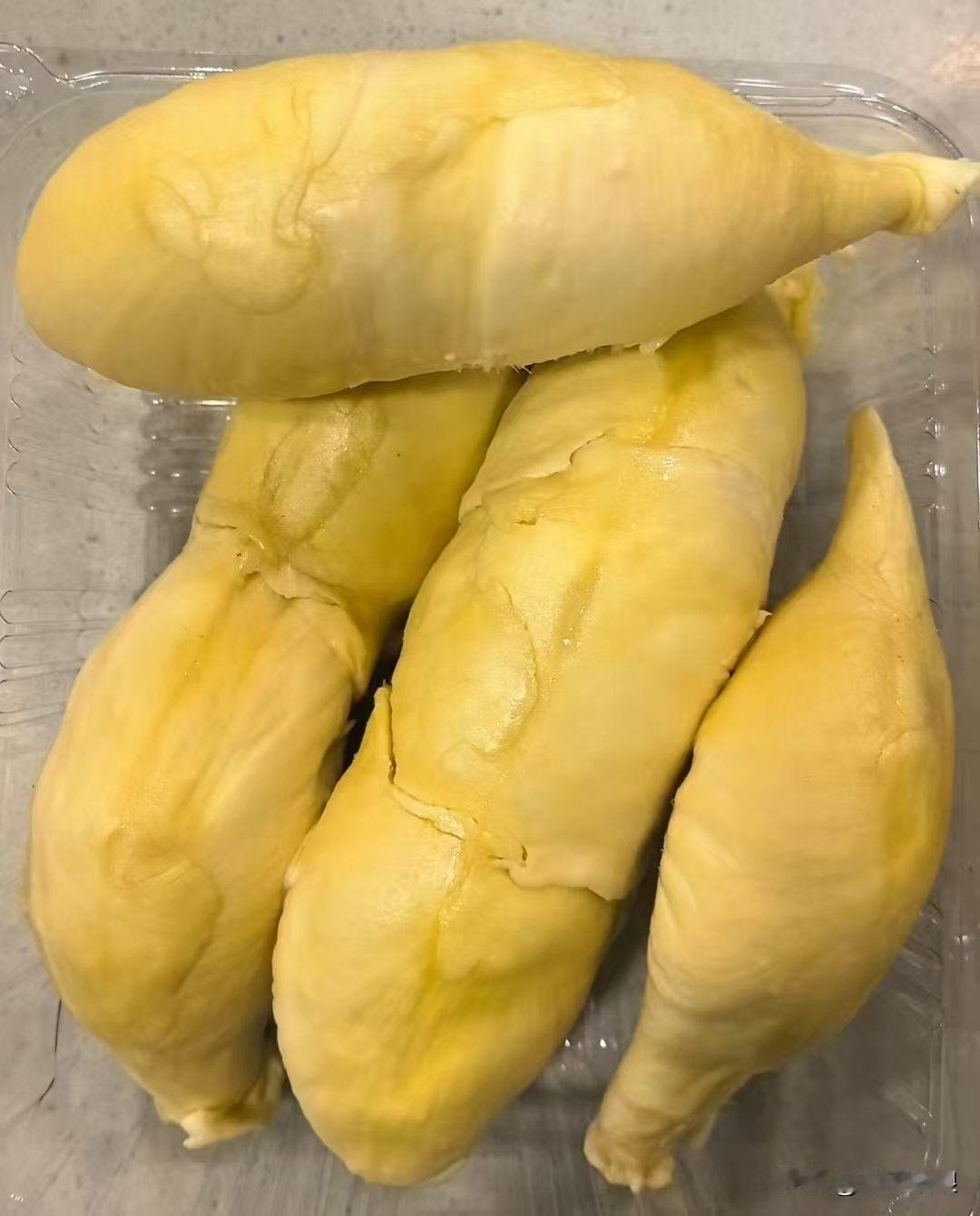 随手拍张照今天买了个金枕榴莲，必须随手拍张照分享！这榴莲一打开，金灿灿的果肉就露