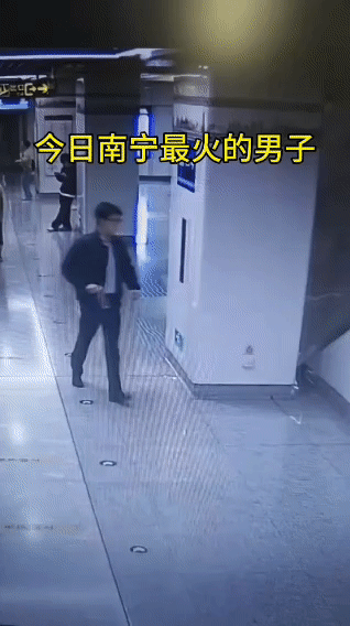 隔着屏幕都能闻到臭味了！

近日，南宁地铁总部基地，一男子在地铁里面的一个角落里