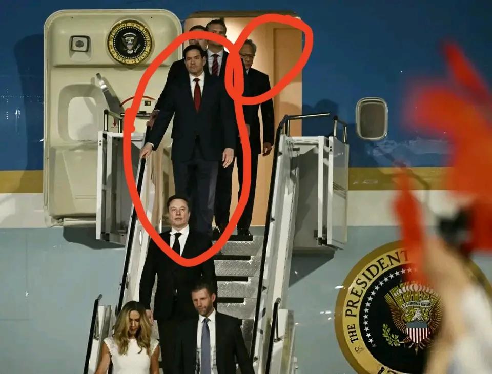 马斯克为非政府官员，为什么下机的位次比鲁比奥还要靠前？另外，赶上末班飞机的黄仁勋