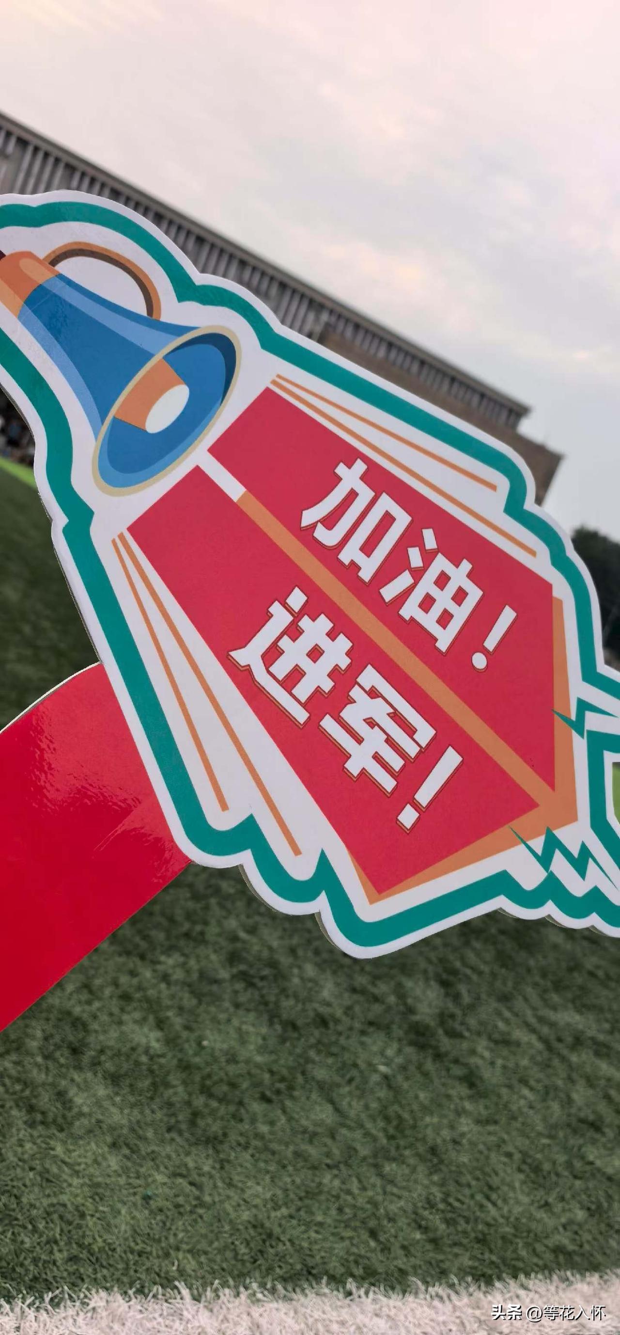 一本书和三个人，一个警察救赎女犯人的故事

书名《讷河往事》，人民文学出做社出版