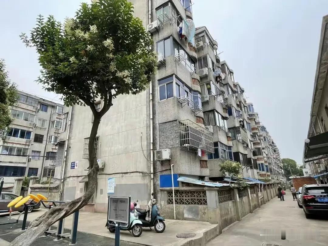 别去城里买房子了，假如你住在八楼，你的楼顶就是人家九楼邻居的地板，你的地板就是人