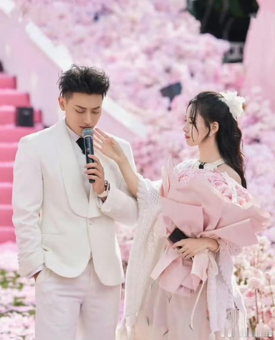 黄子韬说今年10月办婚礼哇❤️嗯 ​​​