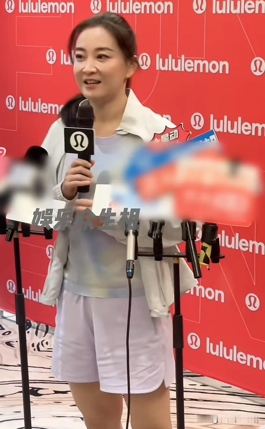 贾玲高马尾亮相，瘦到认不出！
网友：这是贾玲还是別人？
贾玲以高马尾造型现身活动