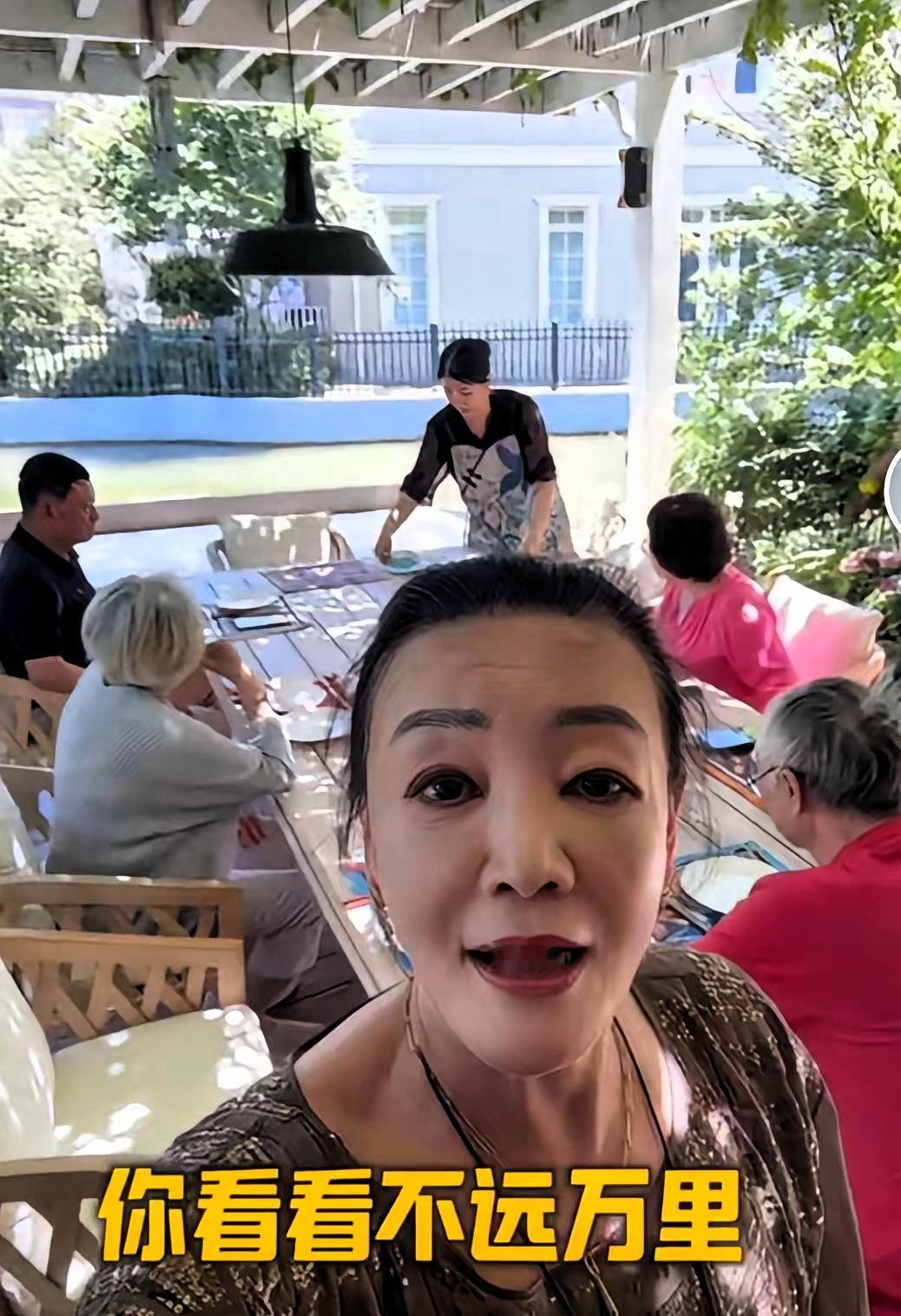 兰姐的娘家人来了, 很多人都看见了, 以前大家都以为她, 一个人呢, 现在不是了