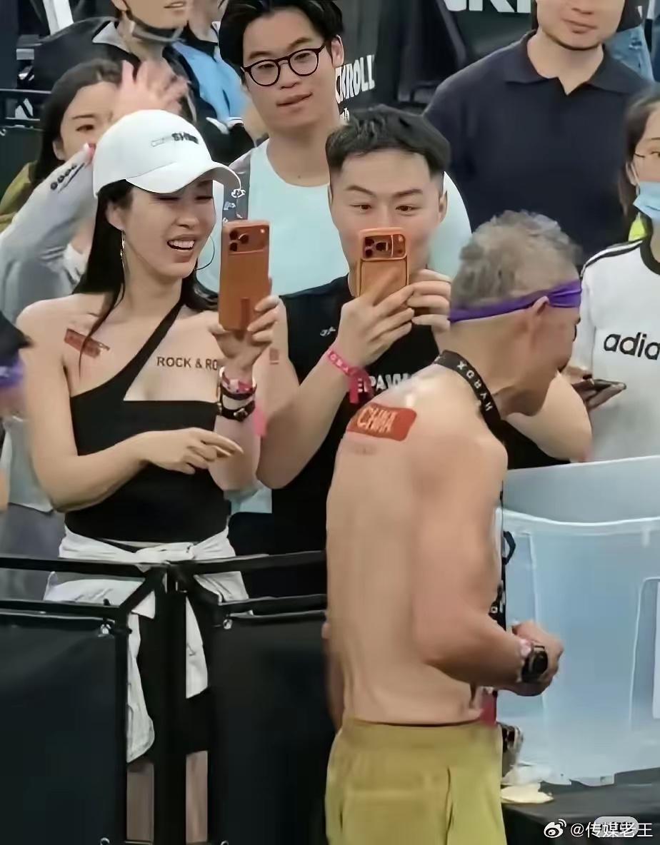 看这女的笑的多开心，
还有哪位男士的表情。
老王啊老王，
你是真没看明白。
怎么