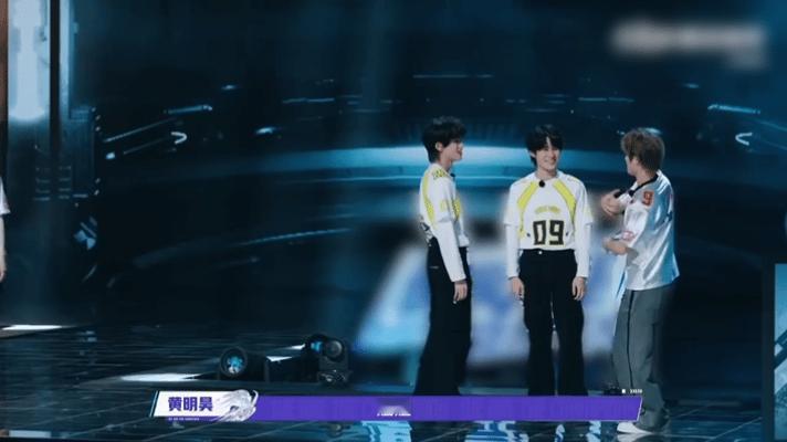 黄明昊唱了时代少年团的姐姐真漂亮 战至巅峰黄明昊是气氛组天花板吧！候场对着宋亚轩