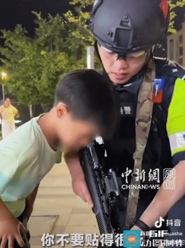 “新华社点赞！”浙江一名男孩在爸爸陪伴下走向执勤特警：“叔叔，我能不能看一下瞄准