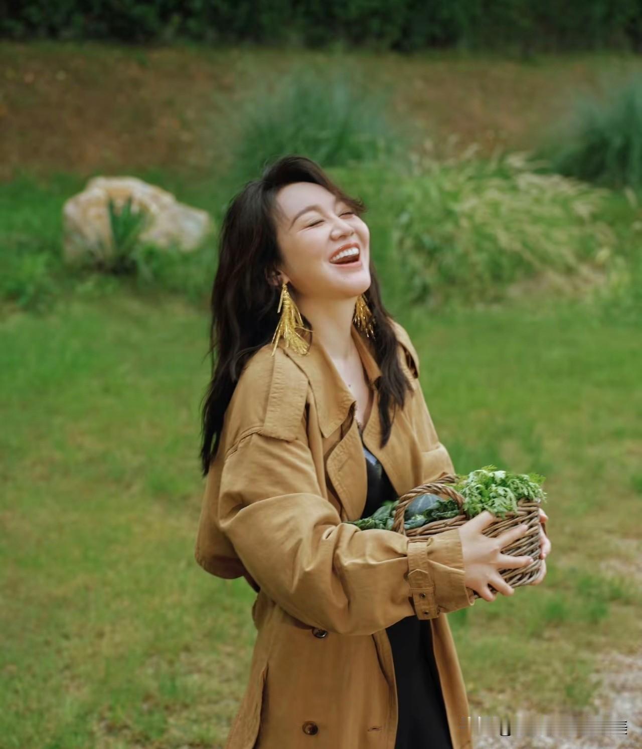 谁能想到，

这届金鹰节最好笑的人，

不是拿奖的各位演员，而是坐在台下的闫妮。