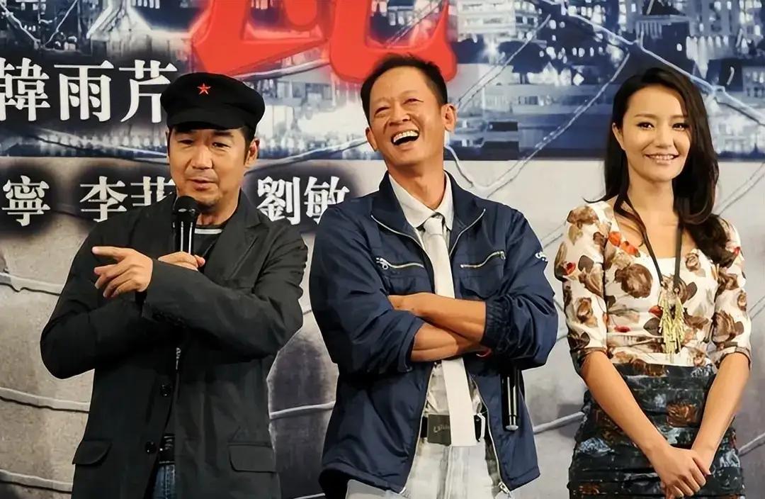 左边的是张国立老师，笑得前仰后合中间的那位，和很自然微笑的美女他们都是谁？