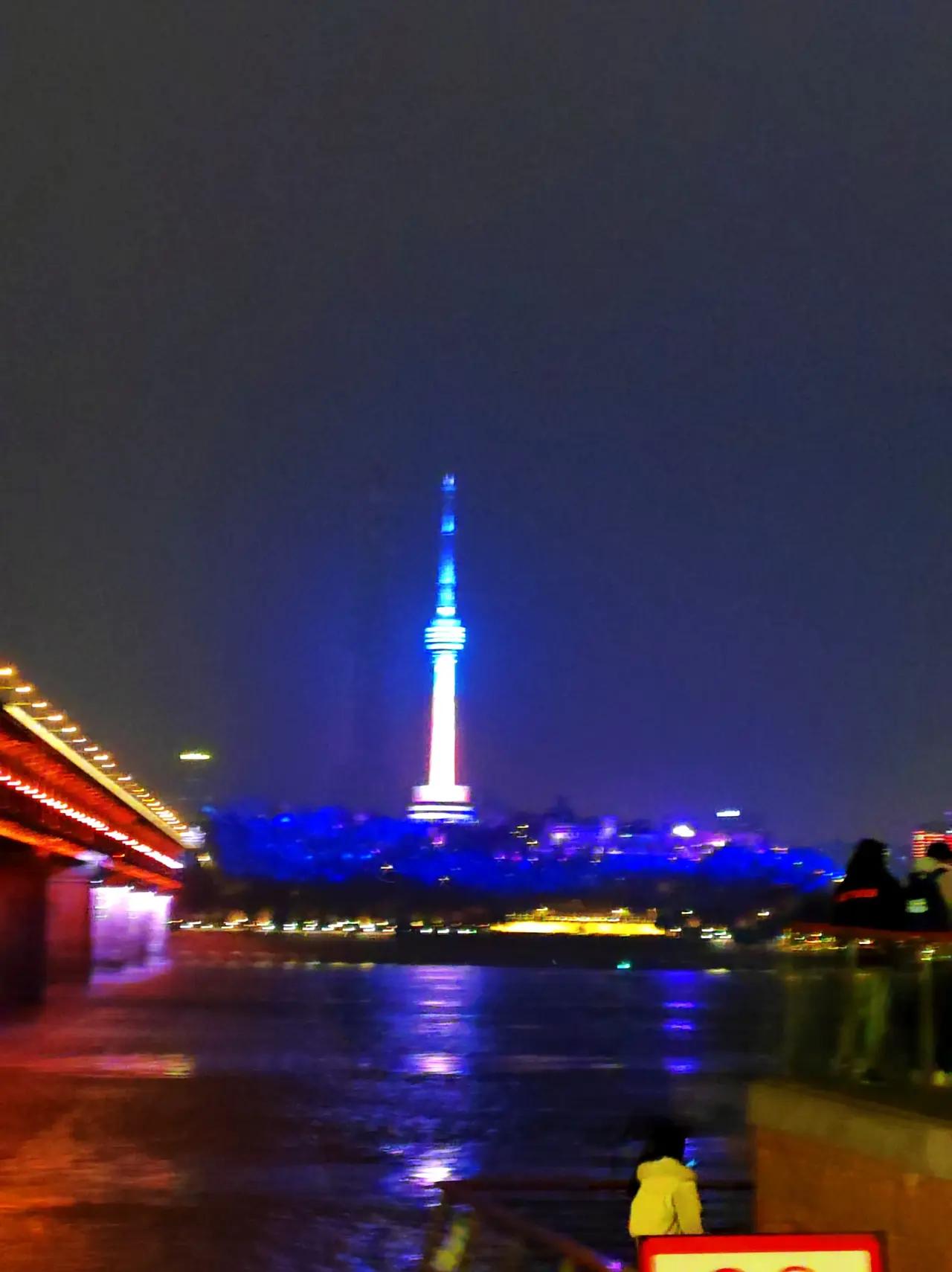 武汉不但人文地理有明显优势，而且还有光辉的历史，著名的武昌起义，天下第一桥-武汉