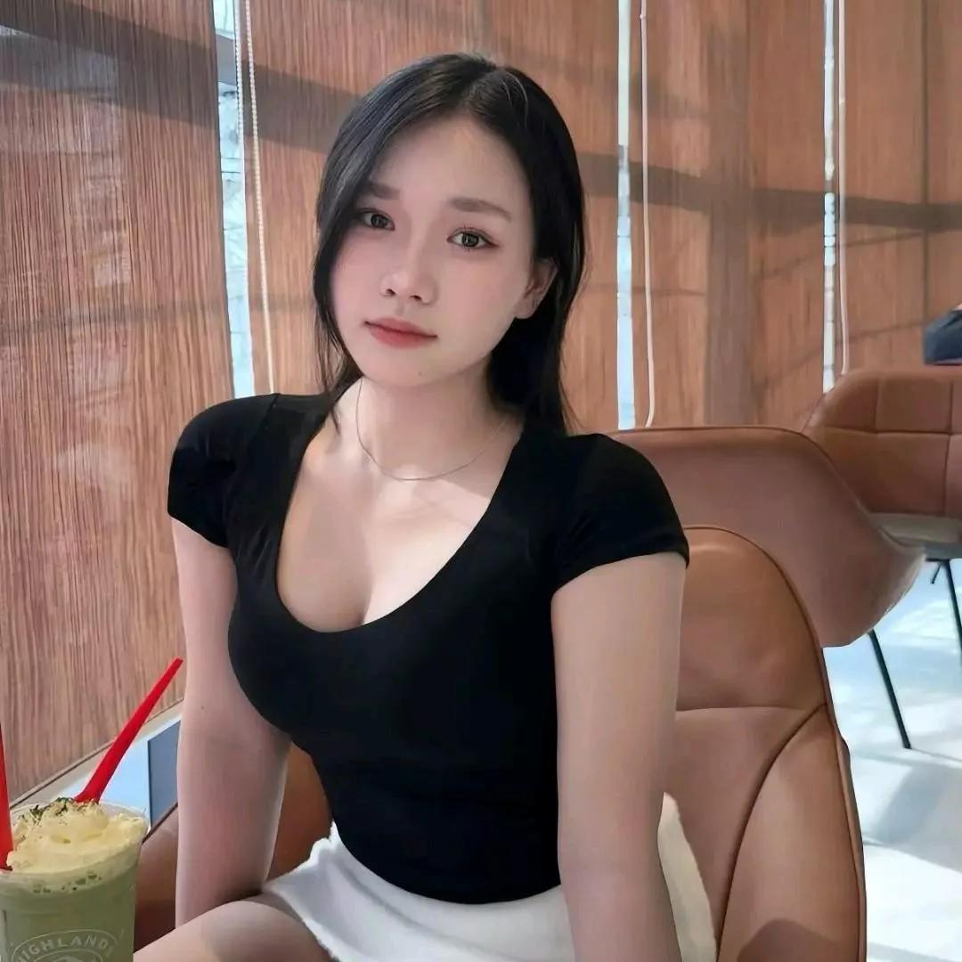 简约穿搭，清爽夏日，奶茶相伴。明媚夏日穿搭 休闲夏日穿搭 清凉甜美穿搭 清凉一下