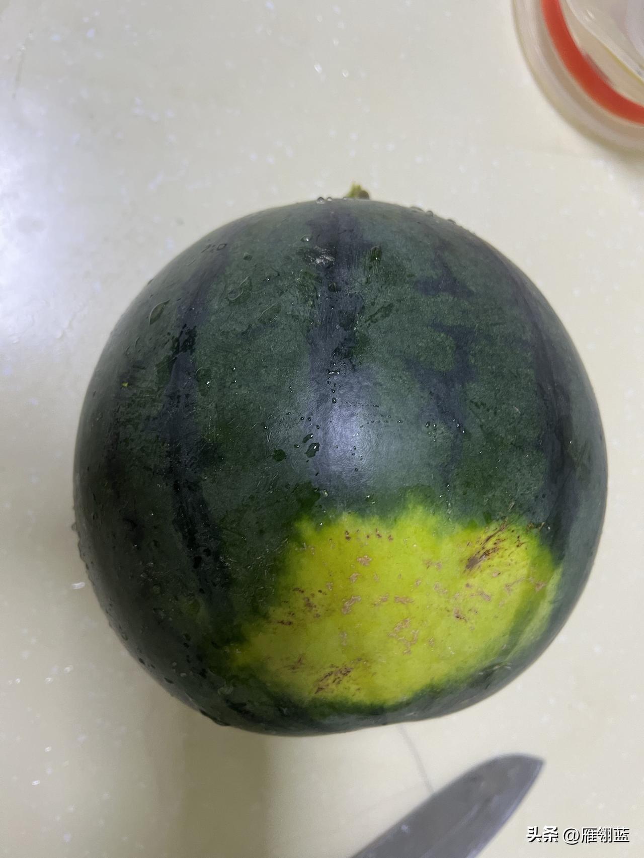 昨天在市场上买了三个兰州本地西瓜，据卖西瓜的瓜农说名称叫黑美人，两个椭圆形的，一
