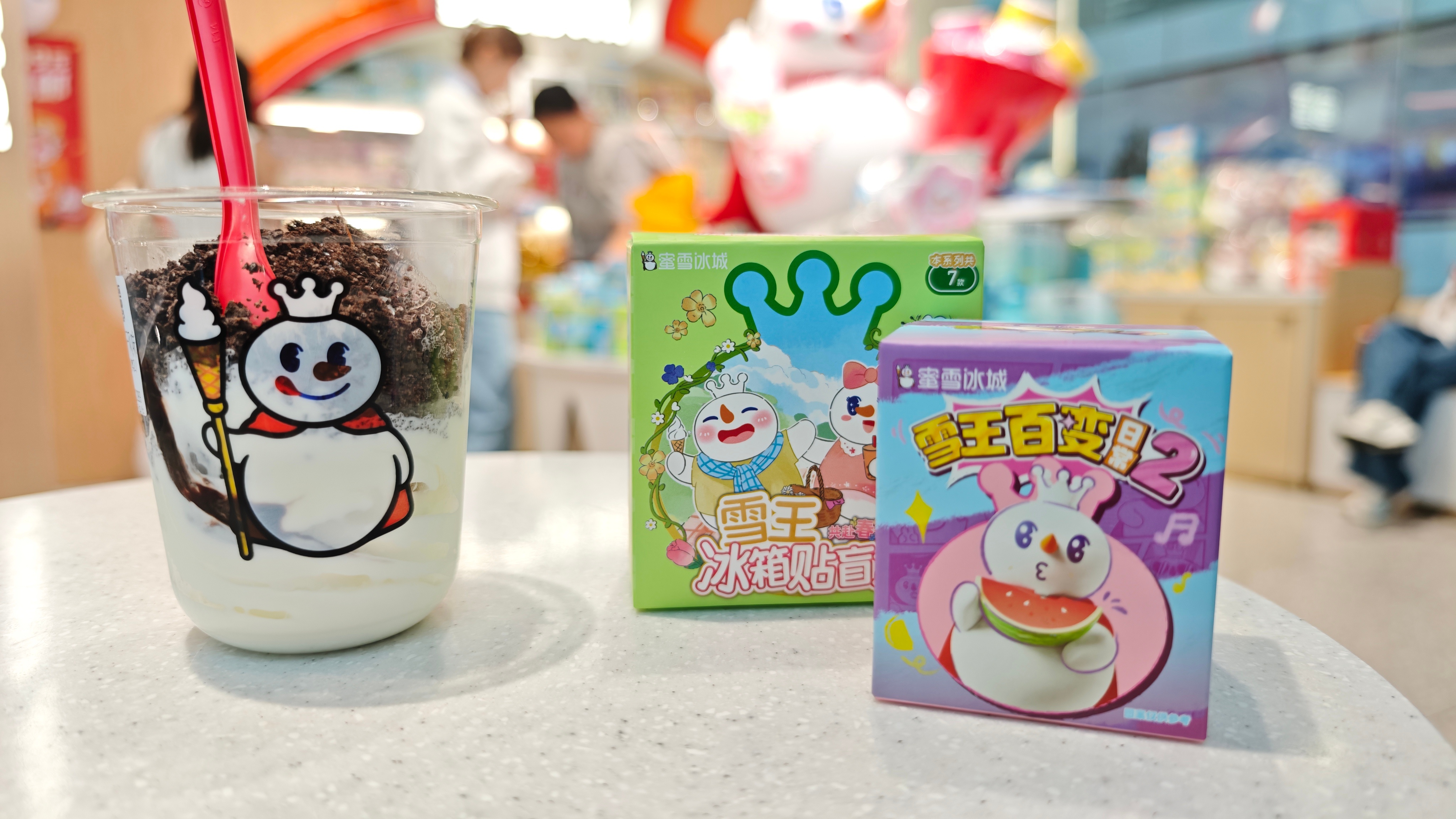 正好这几天在郑州出差，到了“雪王”的店就忍不住消费了一下！话说这貌似是第一次在蜜