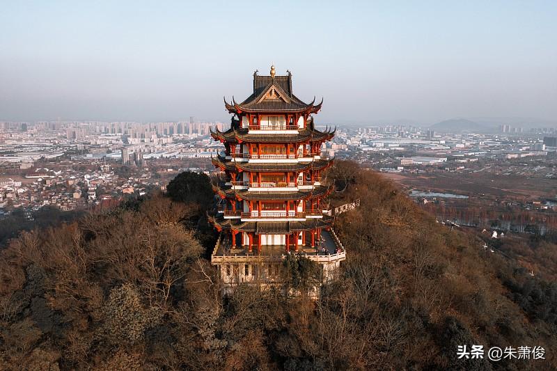采石矶位于马鞍山雨山区，为国家5A级景区、“长江三矶”之首，古称牛渚矶，素称“千