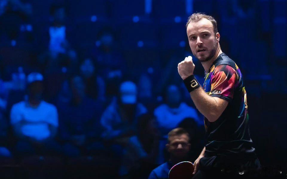 西蒙作为一位了不起的老将，在这场艰难比赛中拼尽全力，他的坚持与拼搏值得拥有这场胜