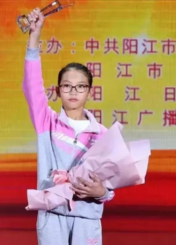 2006年，广东一男子在医院陪护流产的妻子，谁知他出去抽烟时，发现了一名女弃婴，