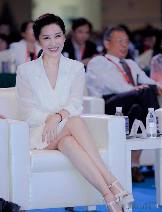 她是我见过花期最长的女明星，总给人一种岁月不败美人的感觉，很神奇啊。跟她差不多年